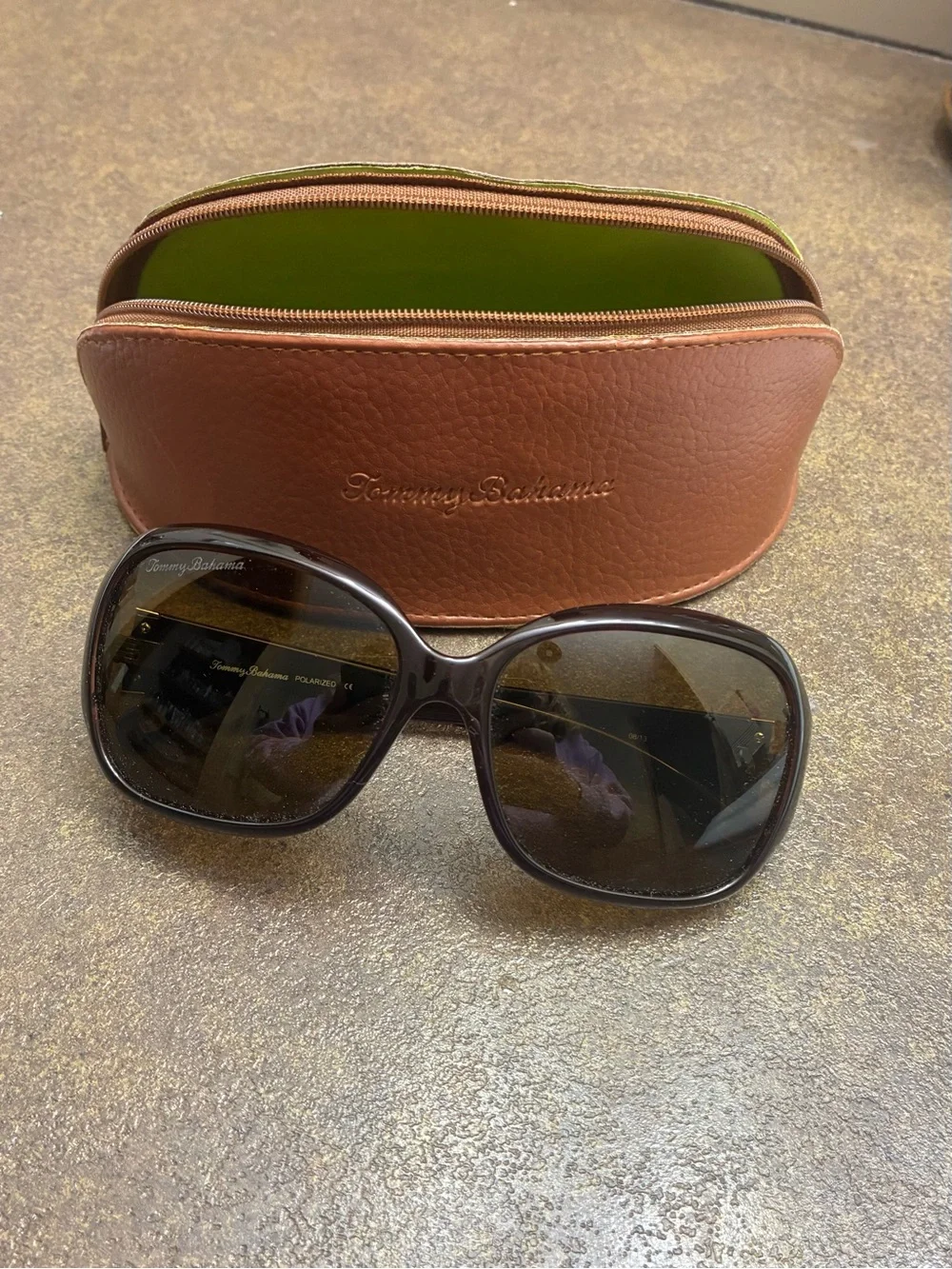 Tommy Bahama women’s sunglasses with case and cloth